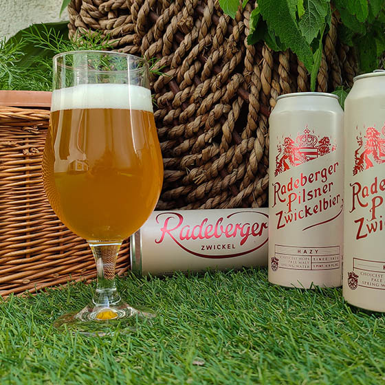 Ünnepi dobozba költözik a Radeberger