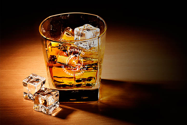 Centenario rum pohárban